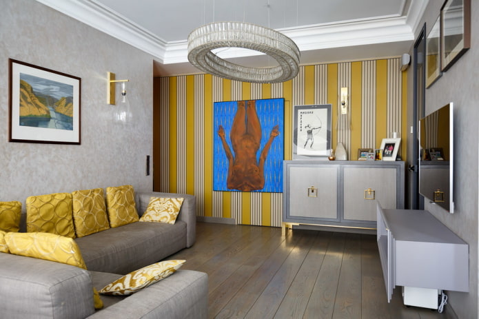 Geel en grijs behang in de woonkamer