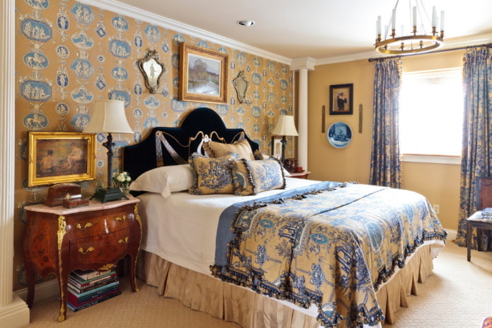Geel en blauw behang in de slaapkamer