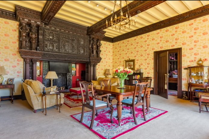 Geel en rood behang in de woonkamer