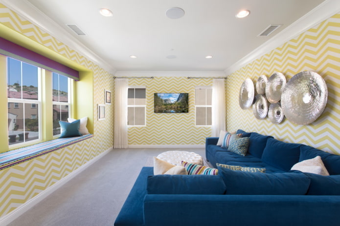 wit plafond en zigzagbehang