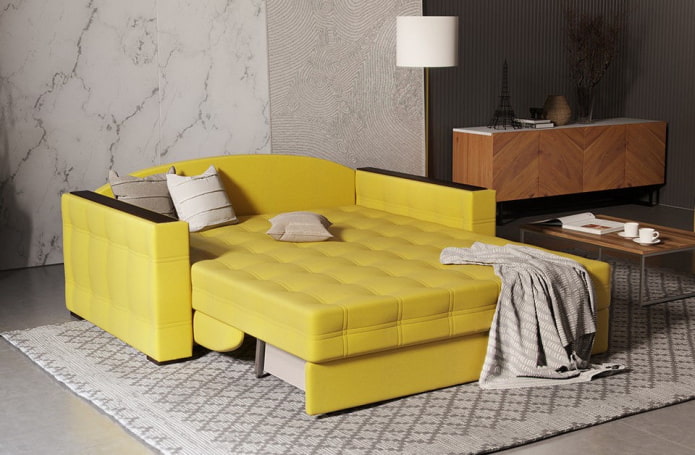 gele opklapbare bank in het interieur