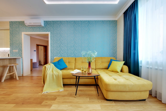 gele hoekbank in het interieur