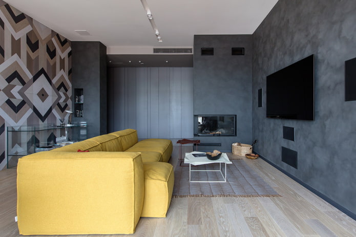 gele bank in de woonkamer