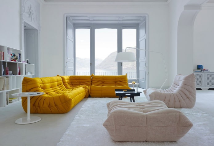 felgele bank in het interieur