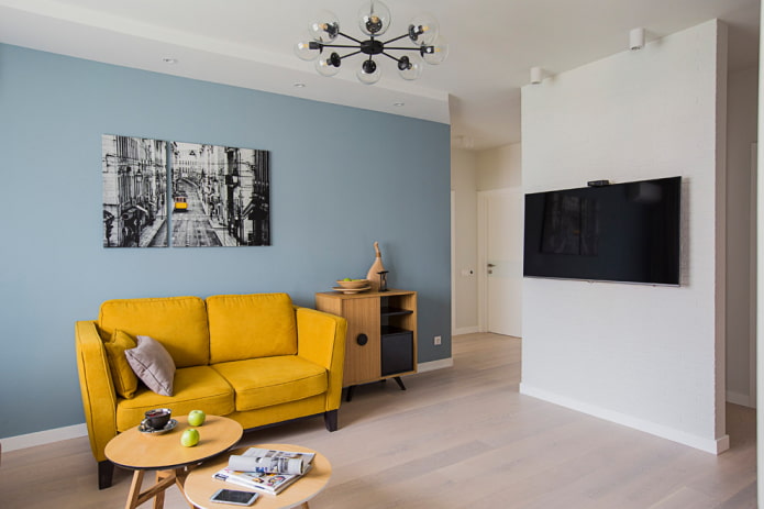 gele bank in de woonkamer
