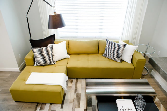 mosterdkleurige bank in het interieur