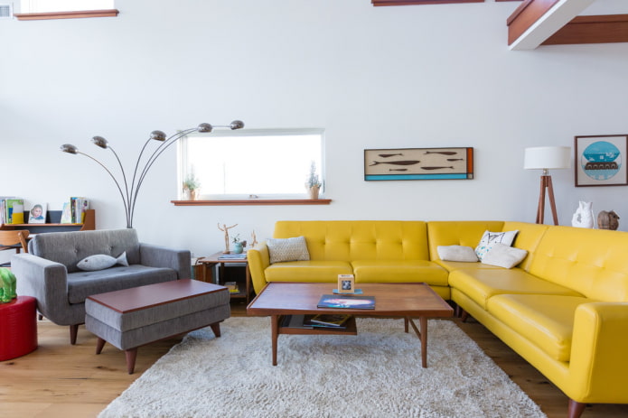 gele bank met leren bekleding in het interieur