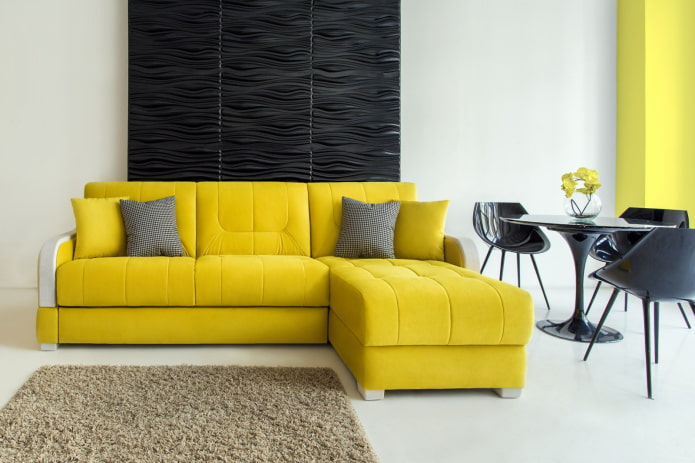 gele bank met een poef in het interieur