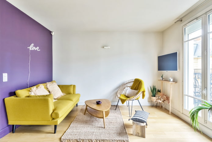 gele bank op poten in het interieur