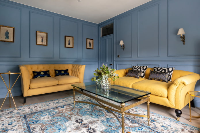 gele bank met leren bekleding in het interieur