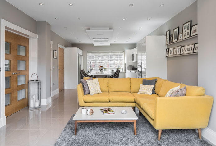 gele hoekbank in het interieur