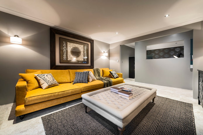 grote gele bank in het interieur
