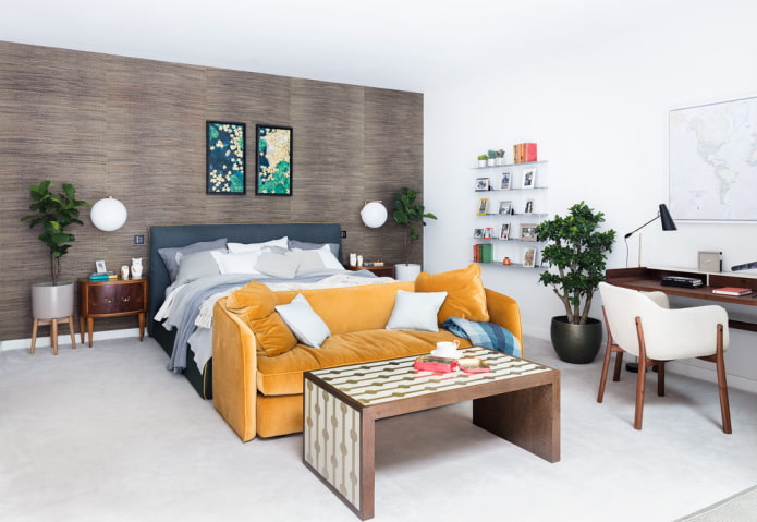 gele bank in de slaapkamer