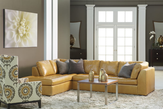 zandkleurige bank in het interieur