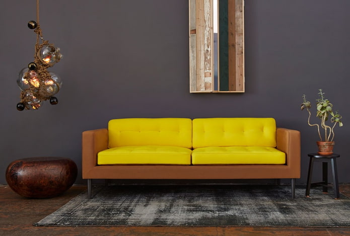 gele en bruine bank in het interieur