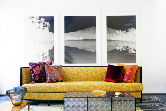 gele bank met patronen in het interieur