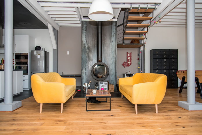 gele banken in loftstijl