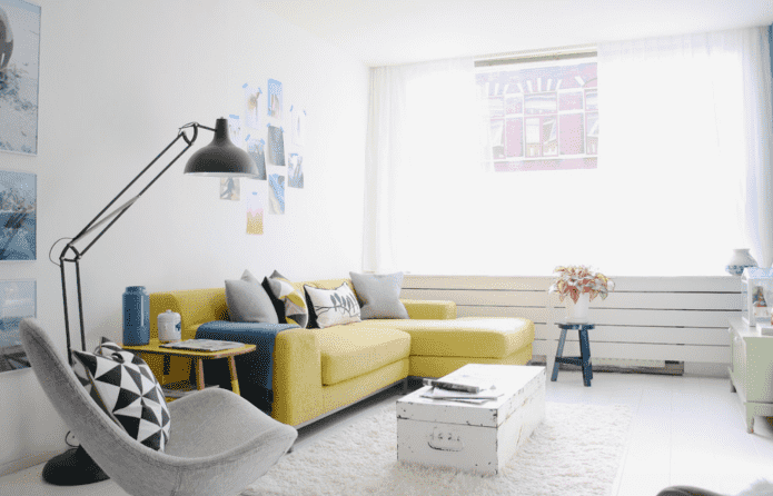 gele bank in Scandinavische stijl