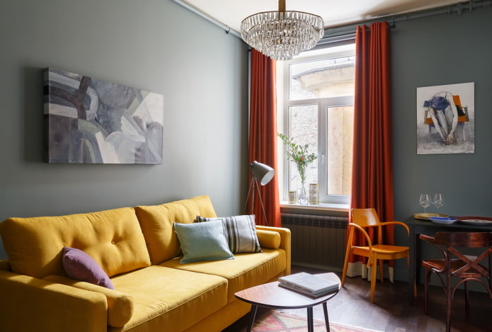 gele bank in de woonkamer