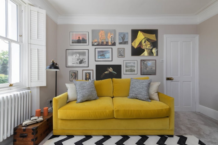 gele bank met stoffen bekleding in het interieur