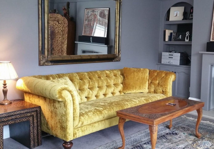 gele Chesterfield-bank in het interieur