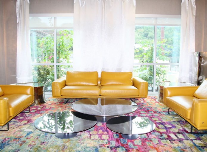 gele bank met leren bekleding in het interieur