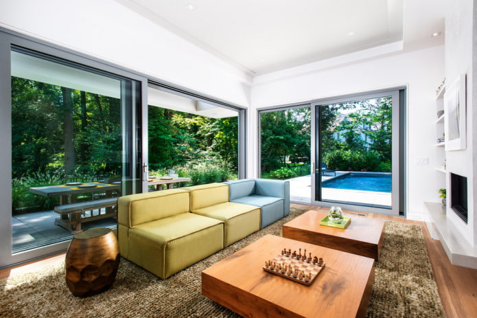 blauwgele bank in het interieur