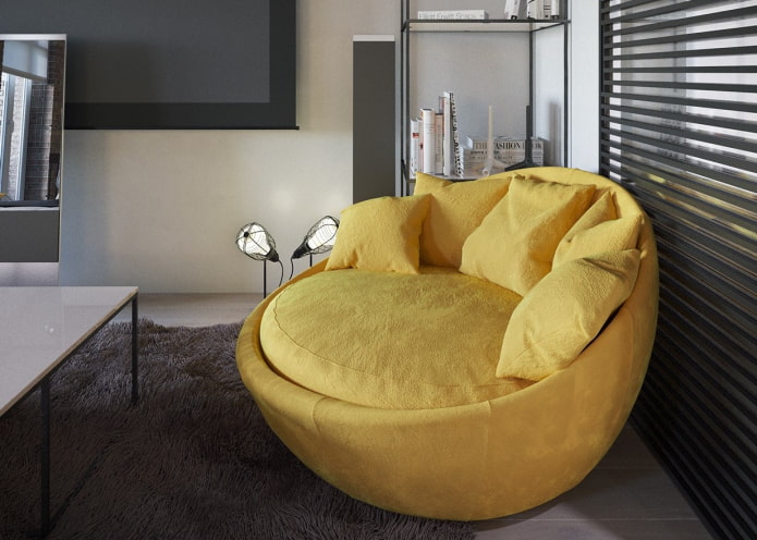 ovale gele bank in het interieur