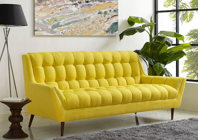 gele bank op poten in het interieur