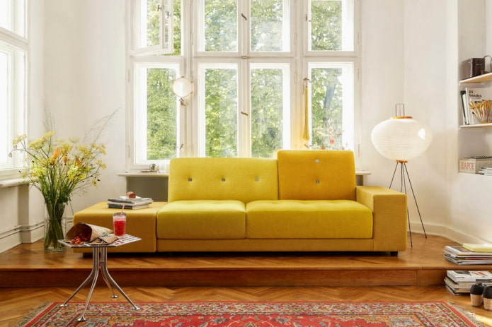 gele bank met stoffen bekleding in het interieur