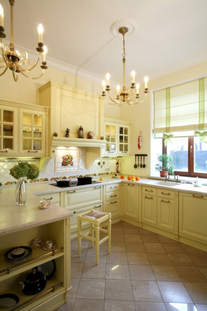 fijne citroenkleurige keuken in landelijke stijl