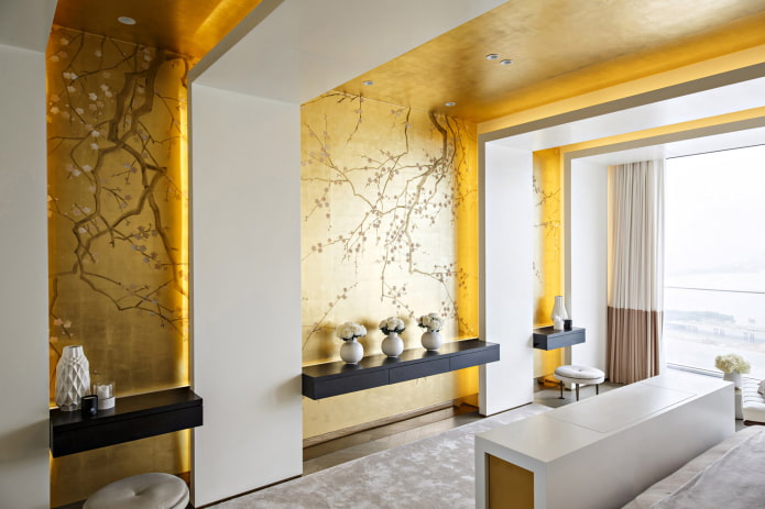 bloemenpatroon op gele muren, overgaand in het plafond