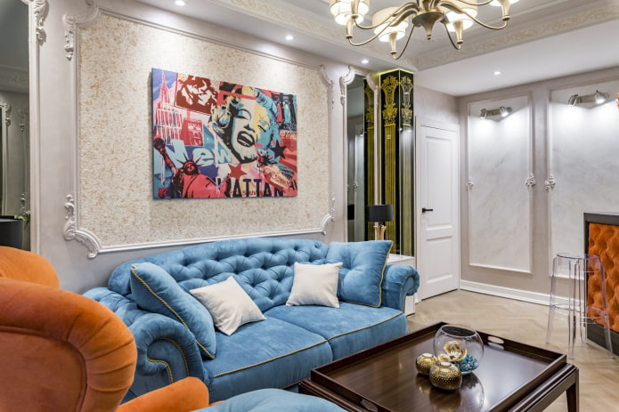 vloeibaar behang versierd met lijstwerk in de woonkamer