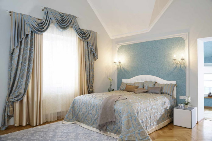 blauw vloeibaar behang versierd met lijstwerk