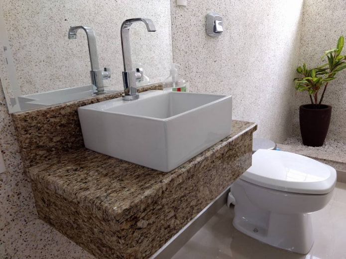 toilet met vloeibaar behang