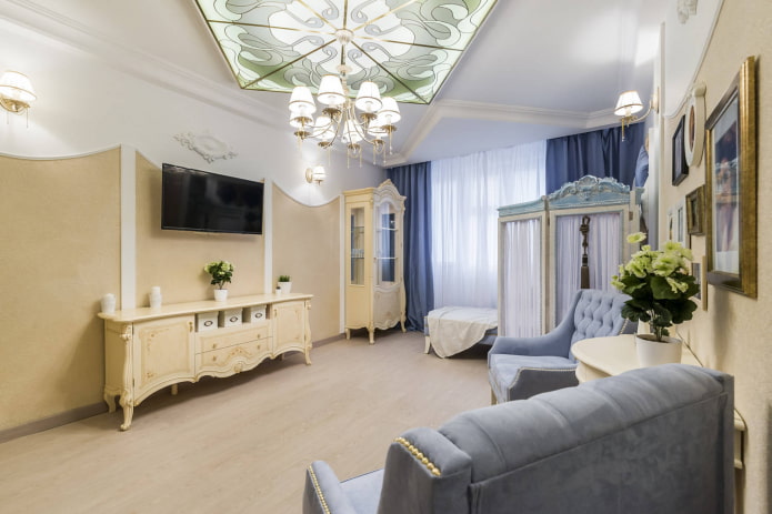 Beige behang in de woonkamer