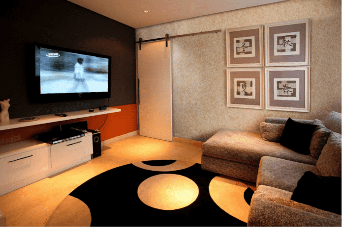 Beige behang in de woonkamer