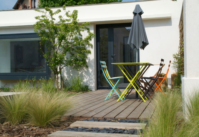 Grassen bij de veranda