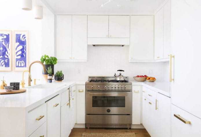 witte keuken met gouden handgrepen