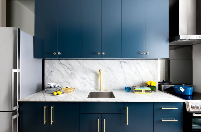 blauwe keuken met goud