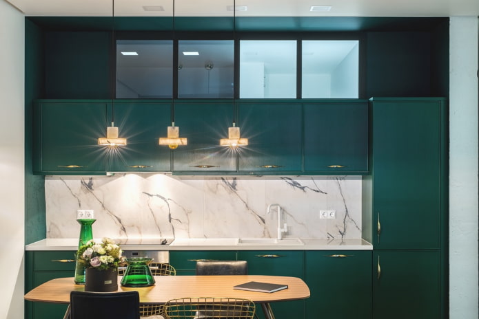 smaragdgroene keuken met goud