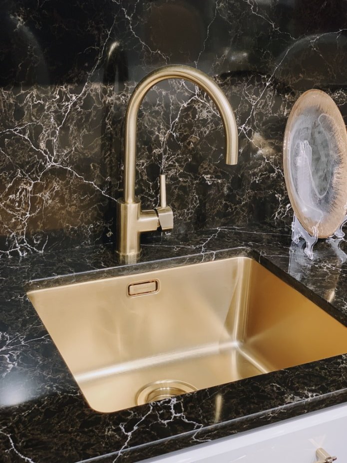 gouden wasbak met kraan