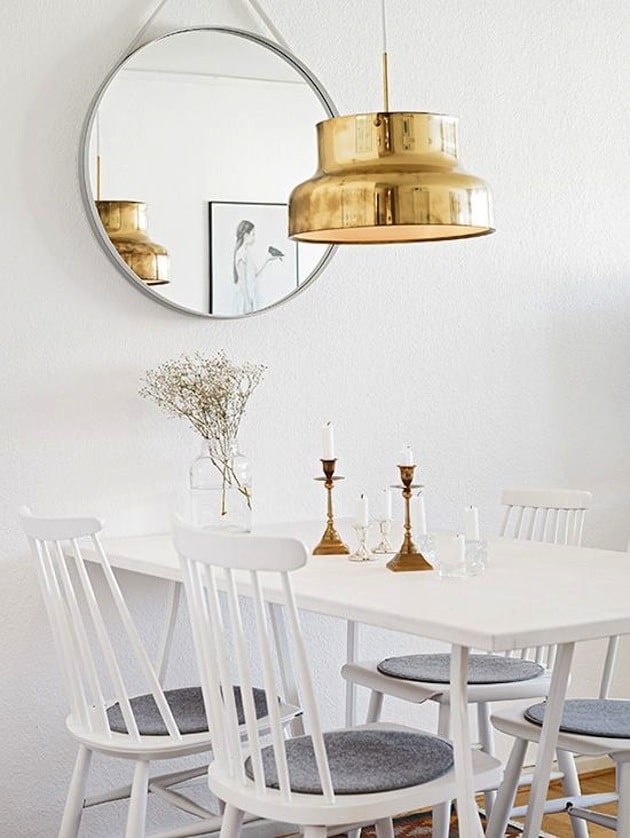 gouden hanger boven de tafel