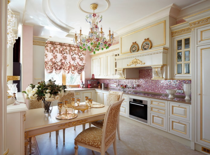 keuken in empirestijl met goud