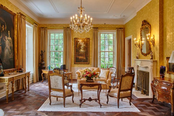 Geel en goud behang in een klassiek interieur
