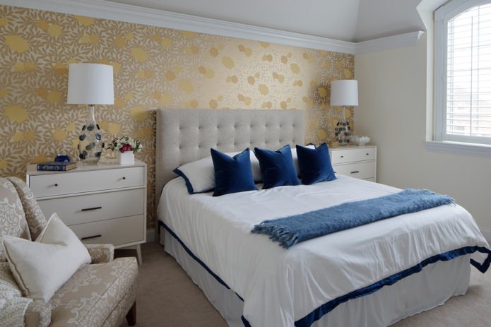 Geel en beige behang in de slaapkamer
