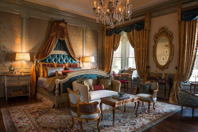 blauwe en gouden gordijnen in de slaapkamer in barokstijl