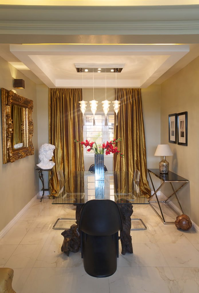 gouden gordijnen in het interieur