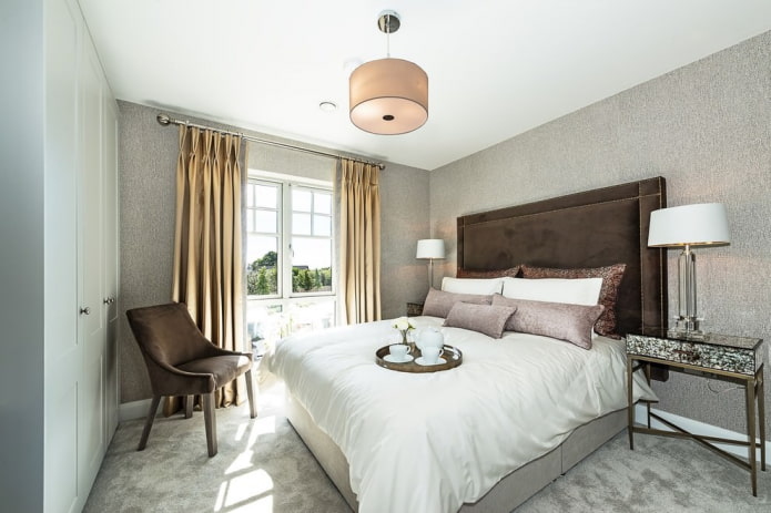 effen gouden gordijnen in de slaapkamer