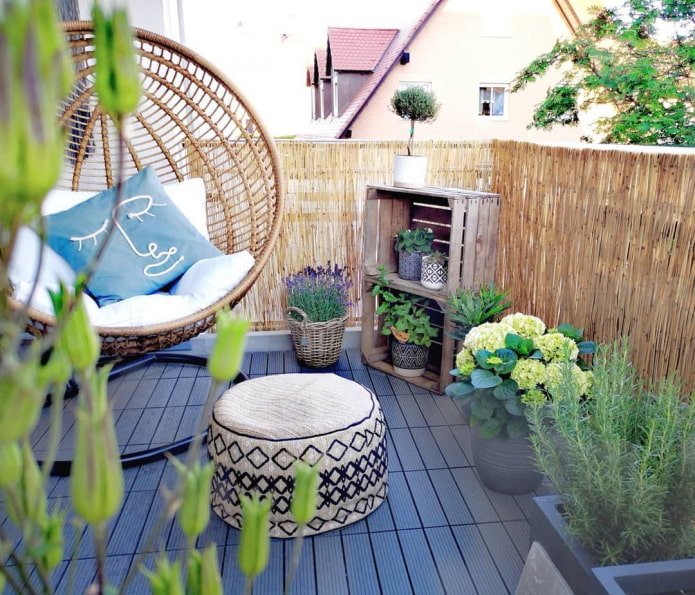 Hangstoel op het balkon